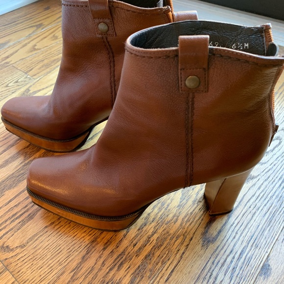 Brown leather short boots - Picture 5 of 7